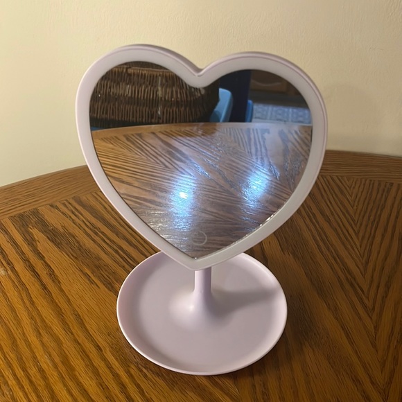 NIB Wireless LED Mirror Purple Heart Shaped Makeup Mirror w/ Touch Light & Tray - Picture 4 of 17